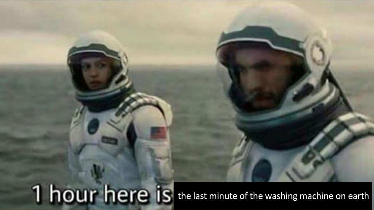 1 hour here is the last minute of the washing machine on earth Мем с астронавтами из «Интерстеллара» и текстом про стиральную машину