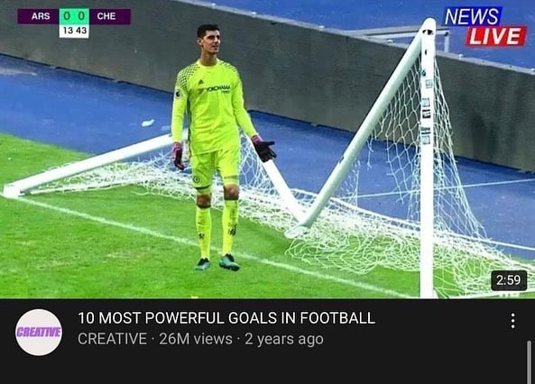 10 MOST POWERFUL GOALS IN FOOTBALL: сломанные ворота Вратарь Куртуа стоит у сломанных ворот на футбольном поле