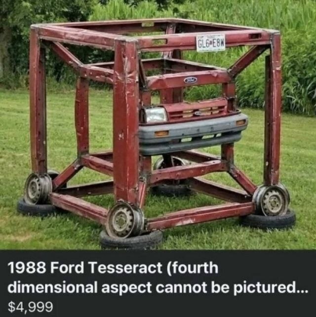 Самодельный Ford Tesseract в огромной металлической кубической раме с подписью о том, что четвёртое измерение невозможно показать