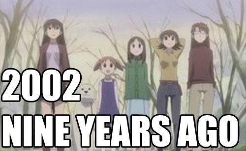 Пять аниме-девушек стоят в лесу, а на изображении написано: «2002 NINE YEARS AGO»