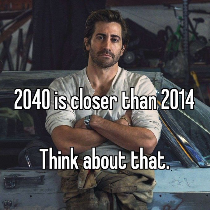 2040 год ближе, чем 2014 Мем с Джейком Джилленхолом и фразой «2040 год ближе, чем 2014»