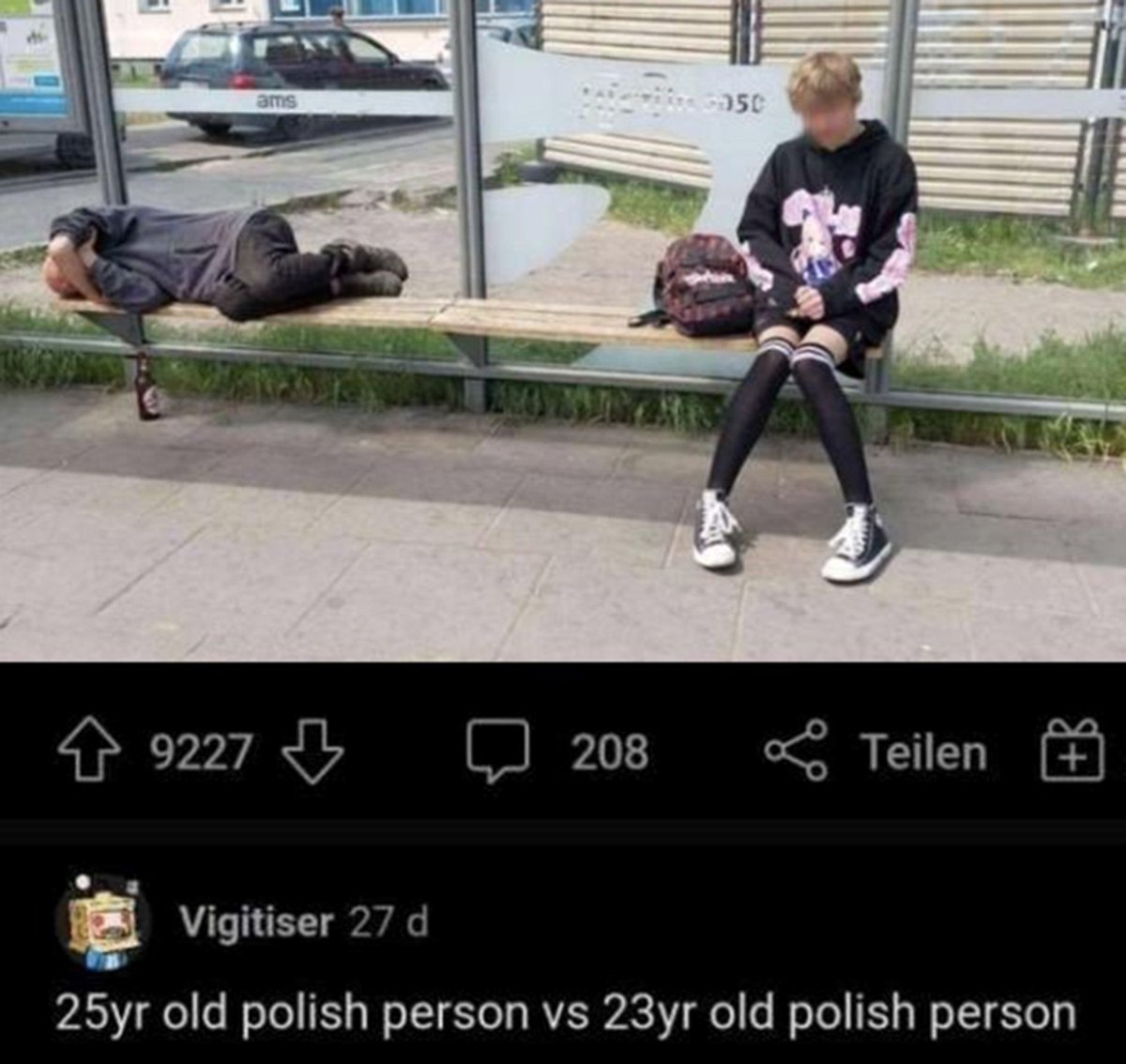 25yr old polish person vs 23yr old polish person Два человека на автобусной остановке: один спит на лавке, а другой сидит рядом в аниме-худи и чулках, с комментарием внизу "25-летний поляк против 23-летнего поляка"