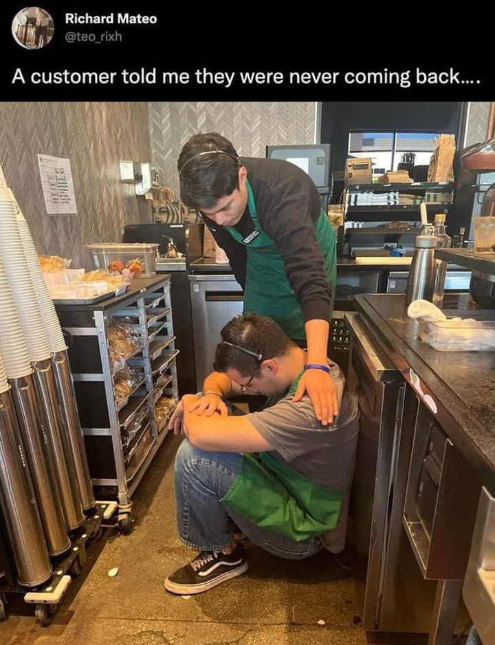 Клиент сказал, что никогда не вернется Сотрудник Starbucks утешает своего коллегу, который расстроен из-за того, что клиент угрожает никогда не вернуться.