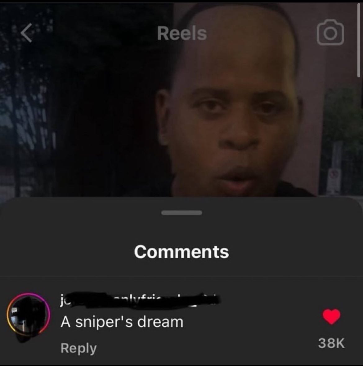 A sniper's dream Мужчина с очень высоким лбом, на которого смотрит снайпер.