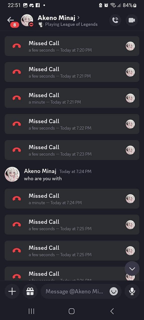 Akeno Minaj who are you with Скриншот переписки Akeno Minaj в Discord с пропущенными звонками и вопросом "who are you with"