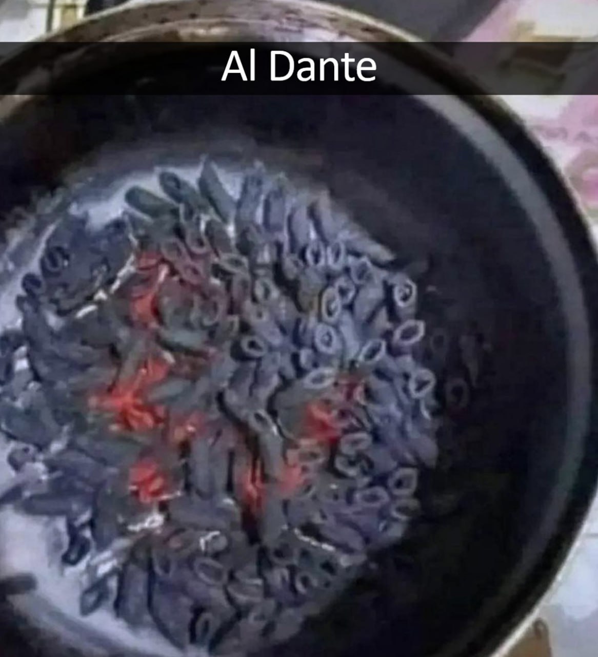 Al Dante Пригоревшие макароны с красными пятнами в кастрюле, над которыми написано «Al Dante»