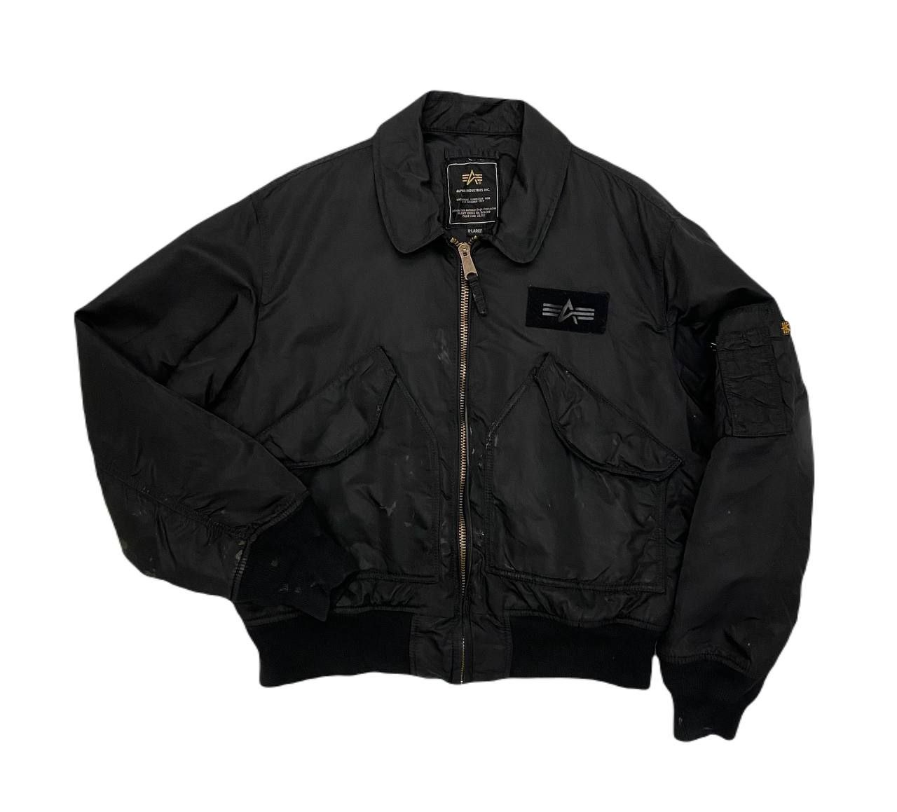 Куртка Alpha Industries Черная куртка Alpha Industries с крупным планом деталей