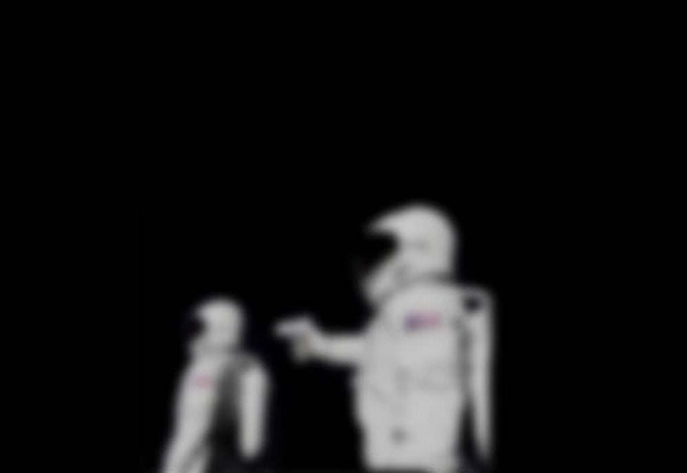 Мем Always has been Мем с двумя космонавтами на черном фоне, один из которых наводит пистолет на другого и говорит: "Всегда так было".