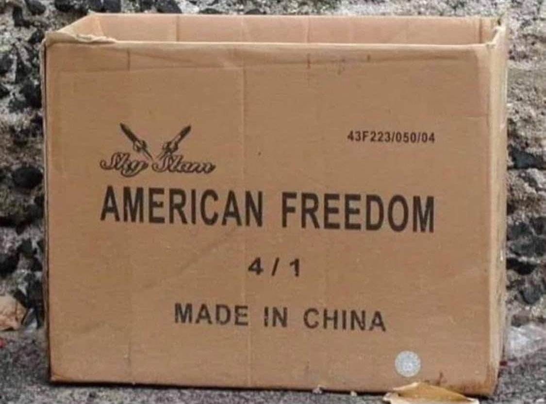 Американская свобода сделана в Китае Коробка с надписью «Американская свобода» и «Сделано в Китае»