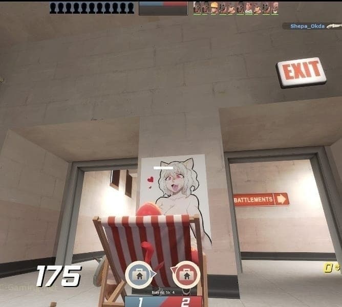 Аниме-девушка на стуле в Team Fortress Внутриигровая сцена из Team Fortress 2, где у стены стоит стул для пляжного отдыха, а на стене висит плакат с аниме-девушкой с кошачьими ушами.