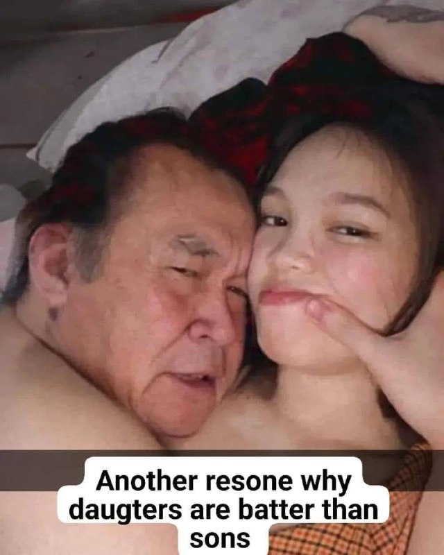 Another resone why daugters are batter than sons Старик и молодая девушка обнимаются в постели, и текст на картинке гласит: "Ещё одна причина, почему дочери лучше, чем сыновья".