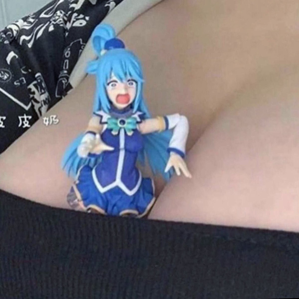 Аква в декольте с испуганным лицом Фигурка Аквы из аниме Konosuba в декольте с испуганным выражением лица
