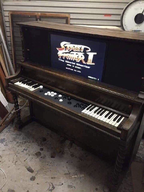 Аркадный автомат из пианино Пианино, переделанное в аркадный автомат Street Fighter II
