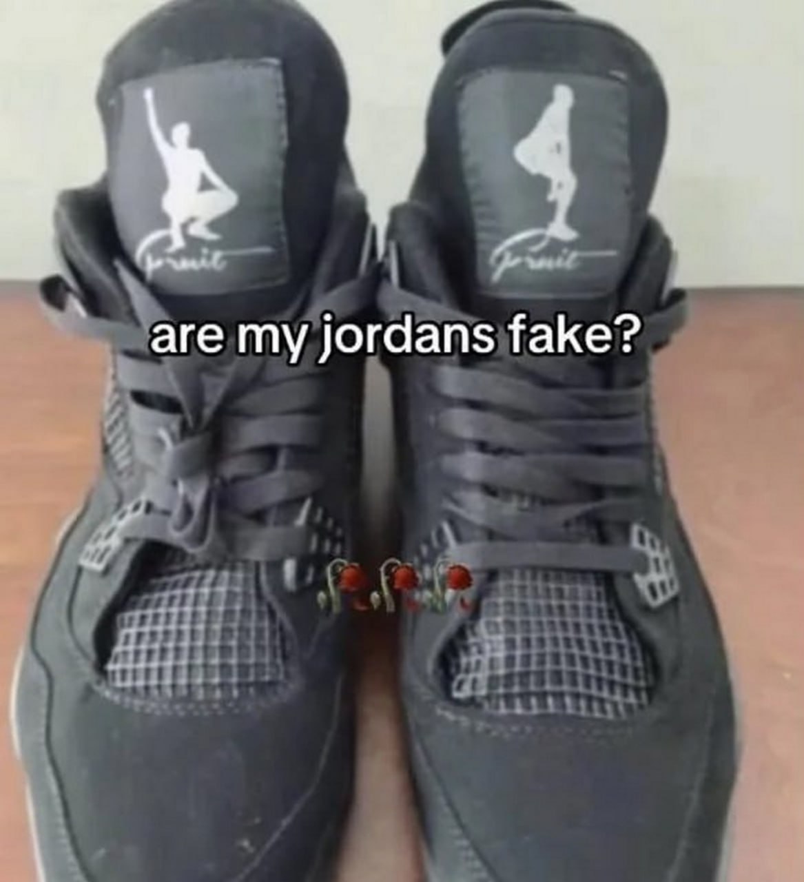 Мои джорданы поддельные? Мем с поддельными кроссовками Jordan и надписью «мои джорданы поддельные?»
