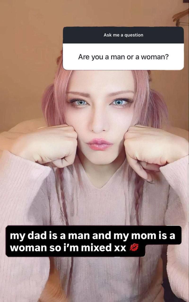 Are you a man or a woman? My dad is a man Мем с девушкой, которая отвечает на вопрос «Ты мужчина или женщина?» словами «Мой папа мужчина, а моя мама женщина, так что я смешанная»