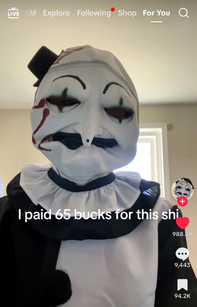 Клоун Арт "I paid 65 bucks for this shit" Клоун Арт из фильма "Ужасающий" в костюме, жалующийся на то, что заплатил 65 баксов за это дерьмо