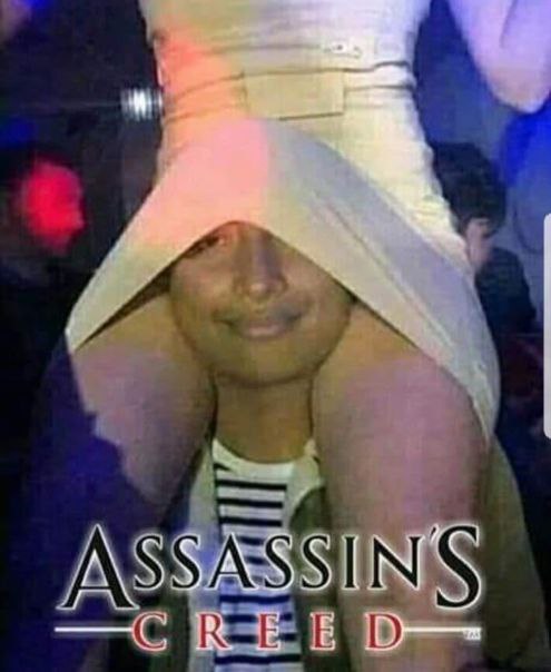 Assassin's Creed на плечах Мужчина на плечах другого человека, создающий образ, напоминающий персонажа из Assassin's Creed