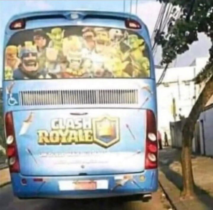 Автобус Clash Royale Мем с автобусом, на котором изображены персонажи игры Clash Royale, смотрящие из заднего окна.