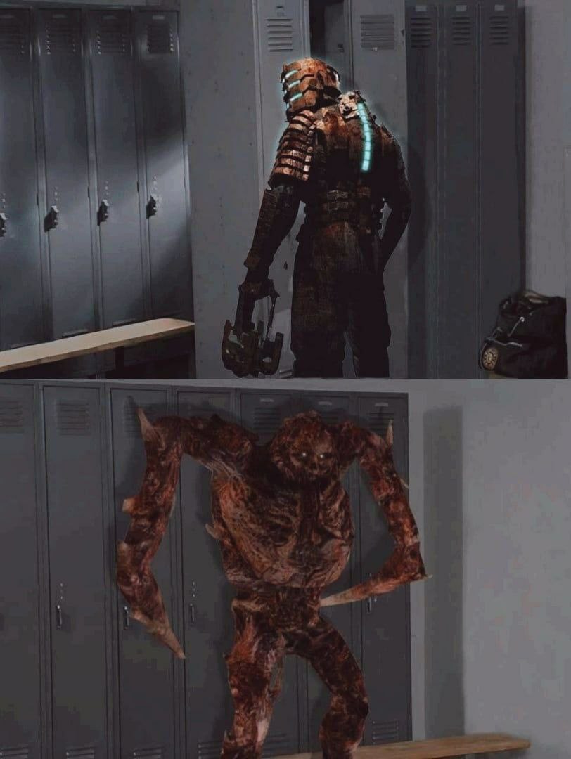 Айзек Кларк и некроморф в раздевалке Айзек Кларк из Dead Space стоит в раздевалке перед рядами металлических шкафчиков, а на втором изображении за ним появляется некроморф.