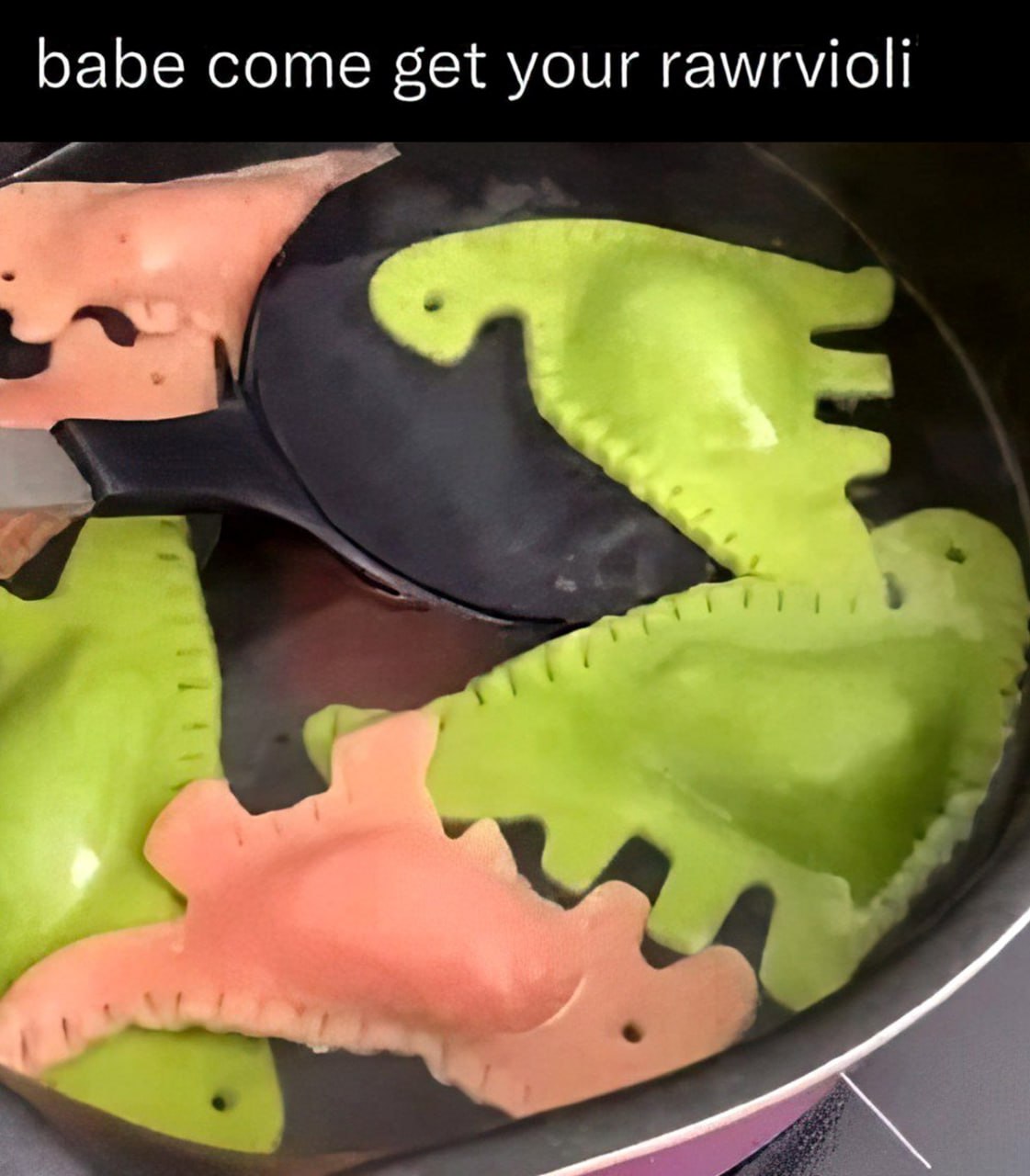 Babe come get your rawrvioli Равриоли в форме динозавров в кипящей воде с надписью «Babe come get your rawrvioli»