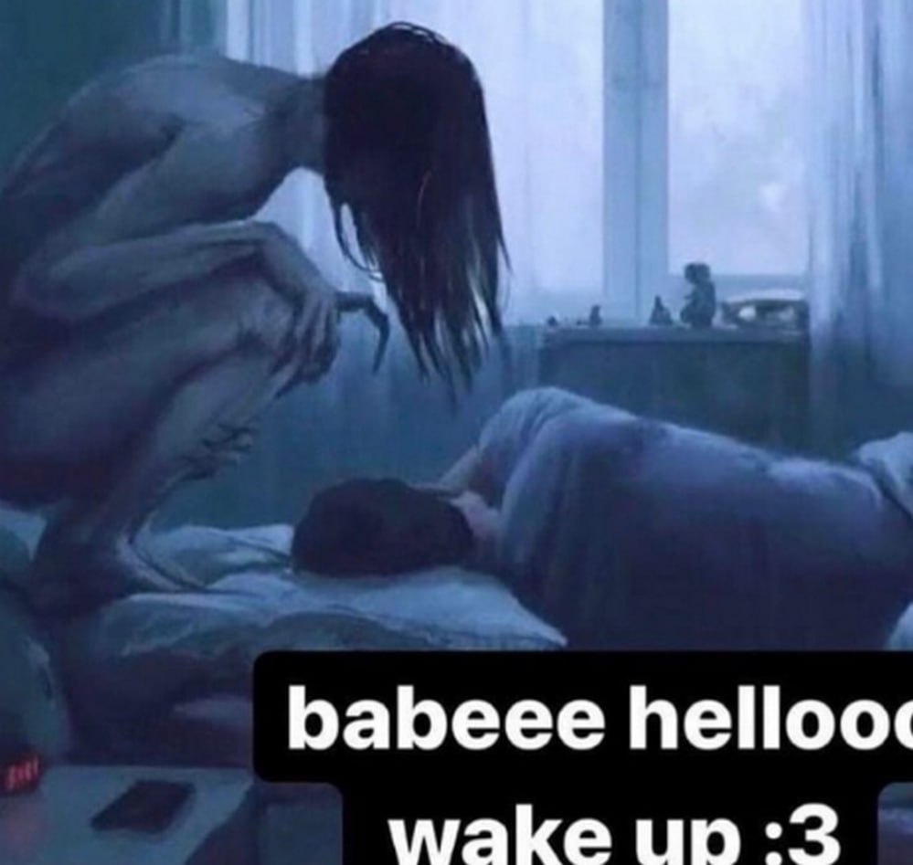 Монстр будит babe hellloooo wake up :3 Монстр будит спящего человека со словами «babe hellloooo wake up :3»