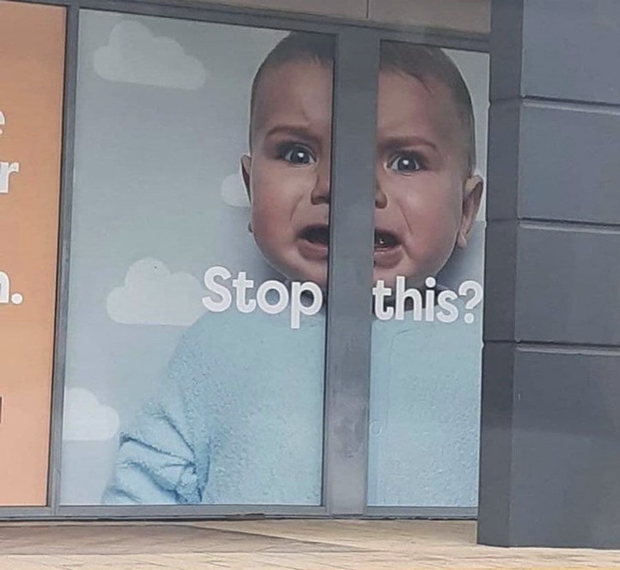 Ребенок Stop this? Ребенок застрял между панелями с надписью "Stop this?"