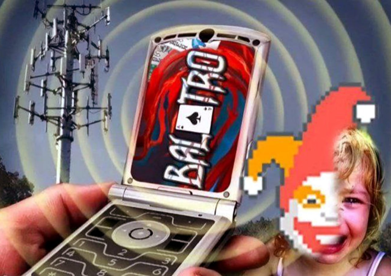 BALATRO и плачущий ребенок Телефон с игрой BALATRO, вышка сотовой связи и пиксельный клоун на лице плачущего ребенка