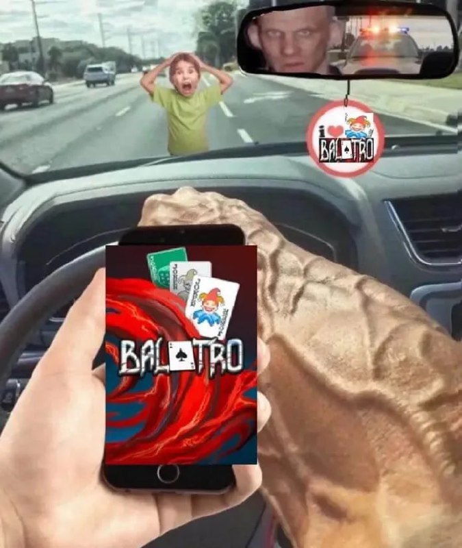 Водитель играет в Balatro Мужчина едет за рулем, полностью увлеченный игрой Balatro на телефоне, в то время как на дороге перед ним стоит испуганный ребенок, а сзади догоняет полицейская машина, отражающаяся в зеркале заднего вида.
