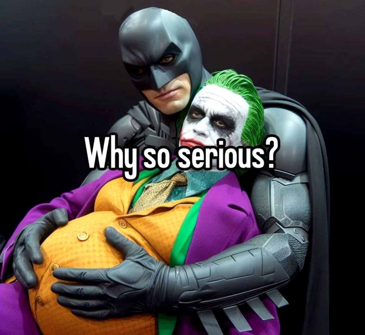 Бэтмен обнимает беременного Джокера Why so serious? Бэтмен обнимает беременного Джокера с надписью "Why so serious?"