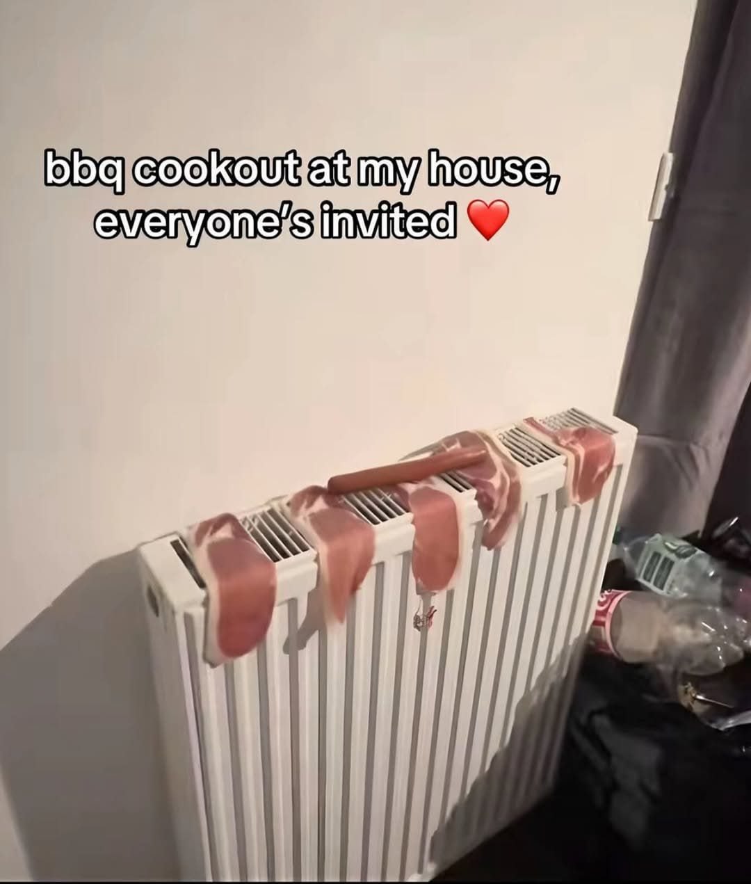 Bbq cookout at my house, everyone's invited Приготовление барбекю на батарее с сосиской и беконом