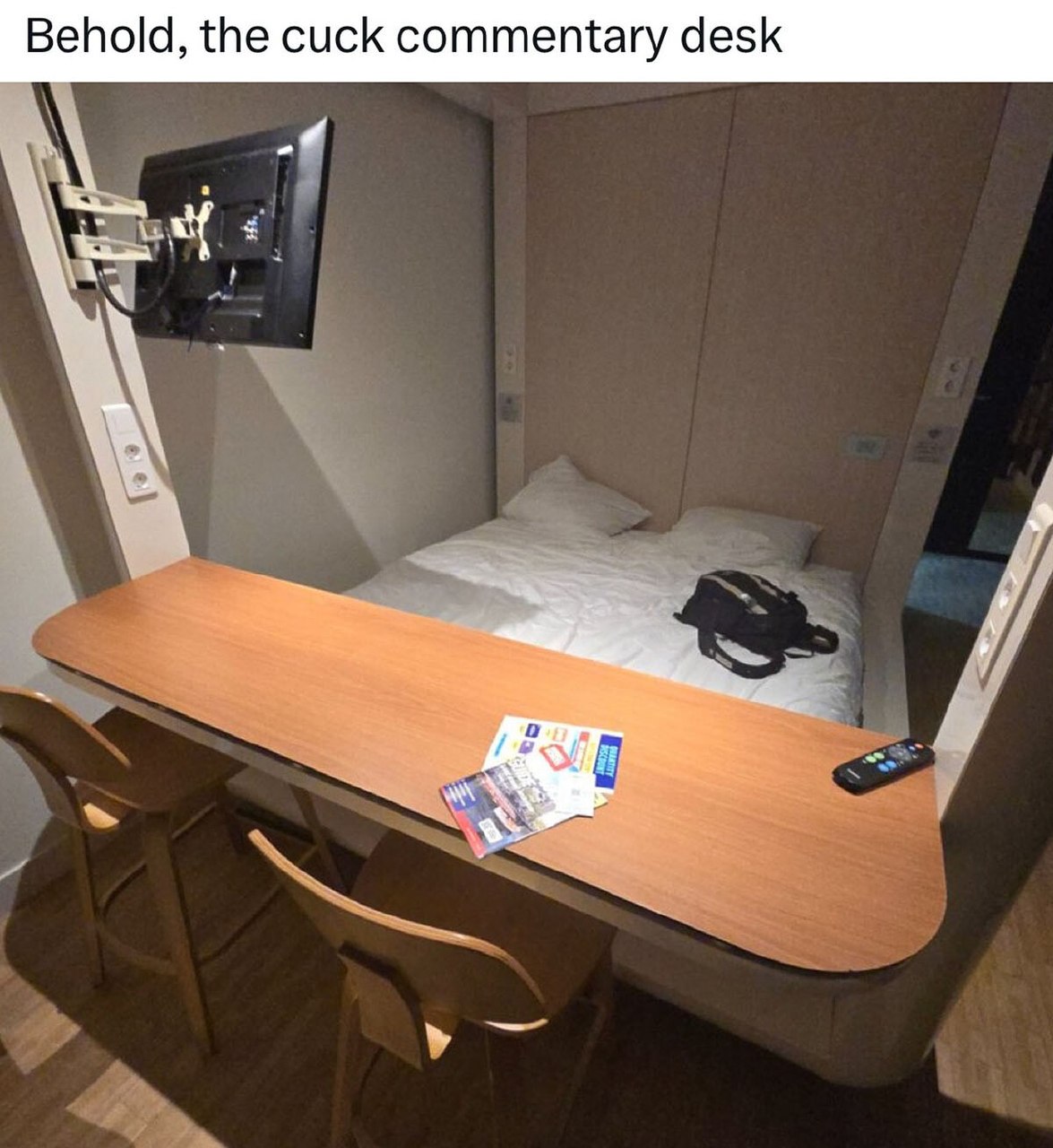 Маленькая каюта с кроватью и столом сопровождается надписью «Behold, the cuck commentary desk» — «Узрите стол для комментариев куколда».