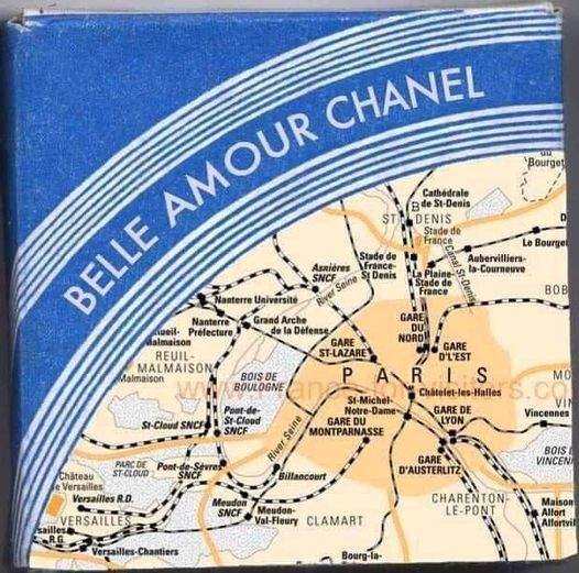 Обложка карты Парижа с надписью «BELLE AMOUR CHANEL» на синем фоне.