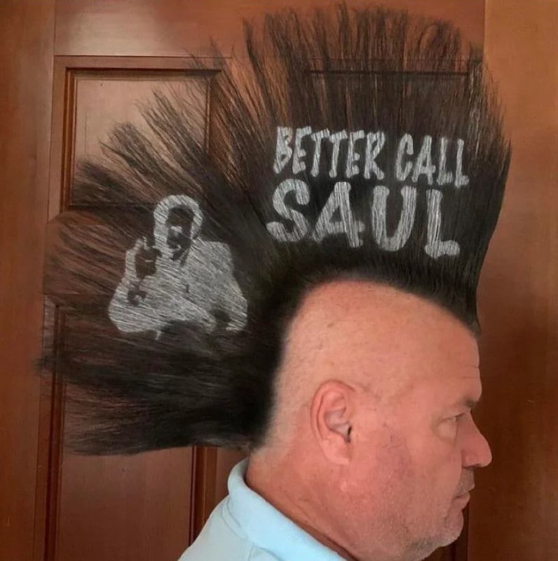 Better Call Saul прическа Мужчина с прической ирокез, на которой написана надпись "Better Call Saul" и изображен силуэт Сола Гудмана.