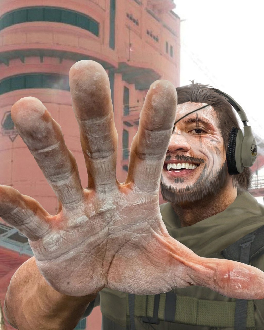 Big Boss и камера Big Boss из Metal Gear Solid в военном снаряжении с огромной рукой, вытянутой к камере, на фоне красного здания