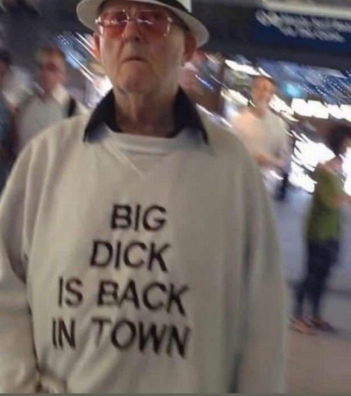 Big dick is back in town Пожилой мужчина в толстовке с надписью Big dick is back in town