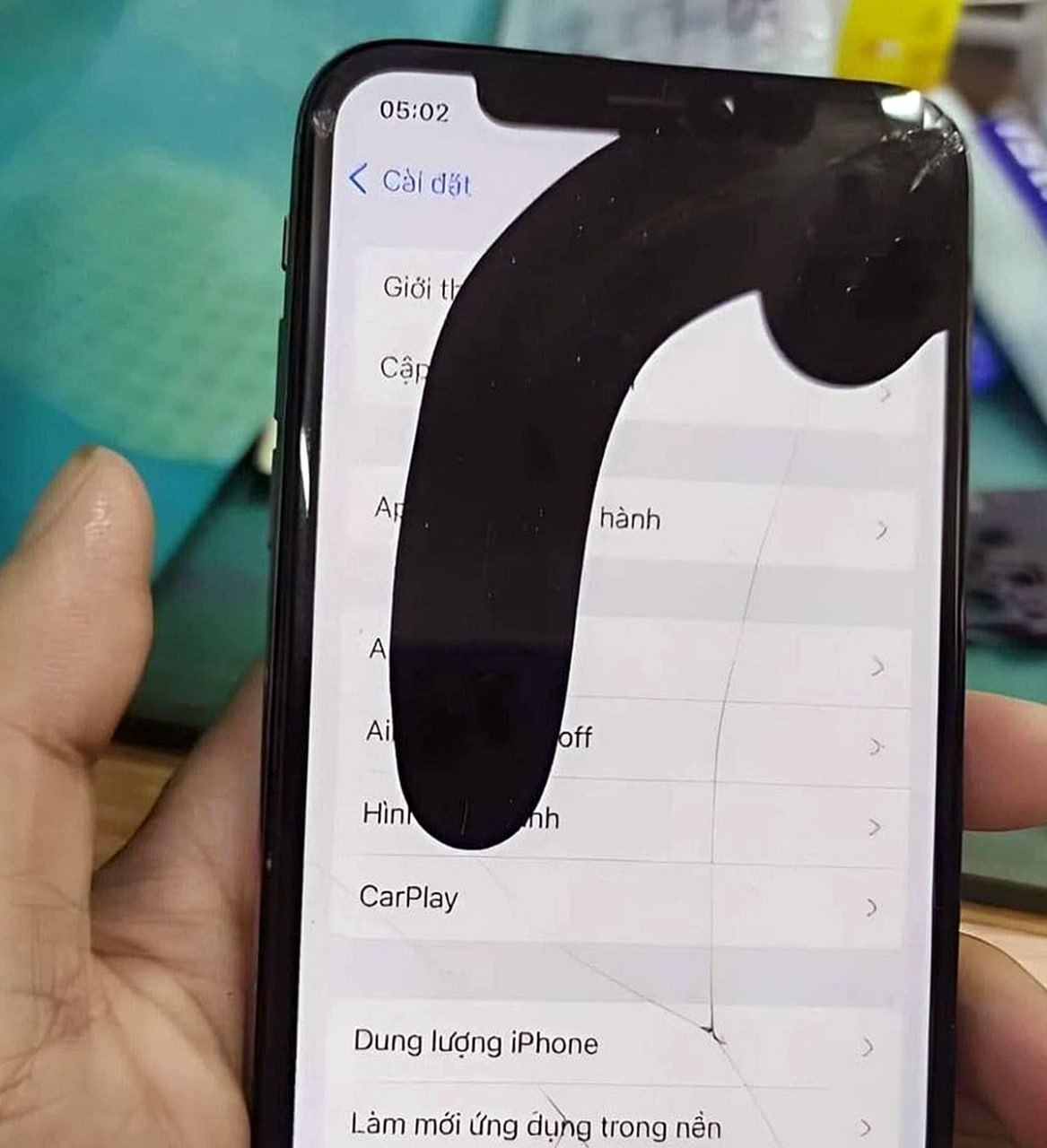 Черное пятно на экране iPhone в форме пениса Разбитый iPhone с черным пятном на экране в форме пениса