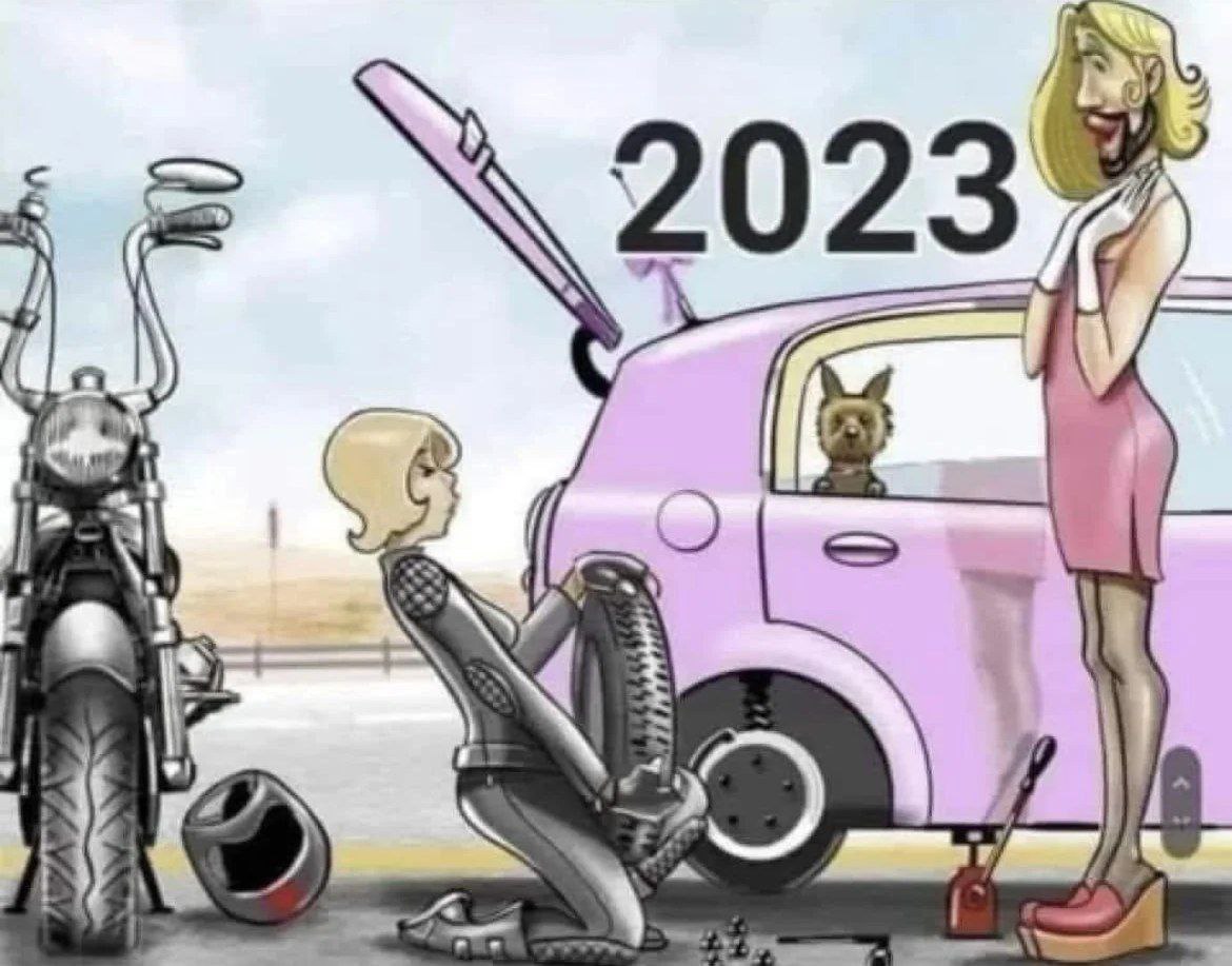 Блондинка чинит машину 2023 На картинке изображены две женщины, блондинки. Одна из них в розовом платье и босоножках на большой платформе, другая в черном костюме для мотокросса, которая чинит розовую машину, на которой написан 2023 год. Рядом стоит мотоцикл, а из окна машины выглядывает маленькая собачка.