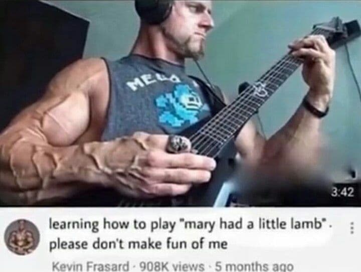 Качок учится играть Mary had a little lamb Мускулистый мужчина с огромными венами на руках играет на гитаре детскую песенку "Mary had a little lamb" в видео на YouTube.