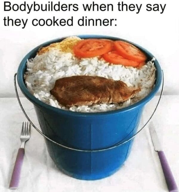 Bodybuilders when they say they cooked dinner Огромная порция еды для бодибилдеров, включающая мясо, рис, помидоры и яичницу, поданная в синем ведре с вилкой и ножом по бокам.