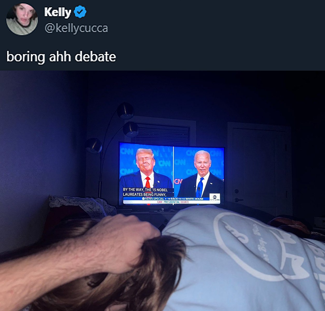 Boring ahh debate Мужчина держит женщину за волосы, пока они смотрят "скучные" дебаты между Дональдом Трампом и Джо Байденом.