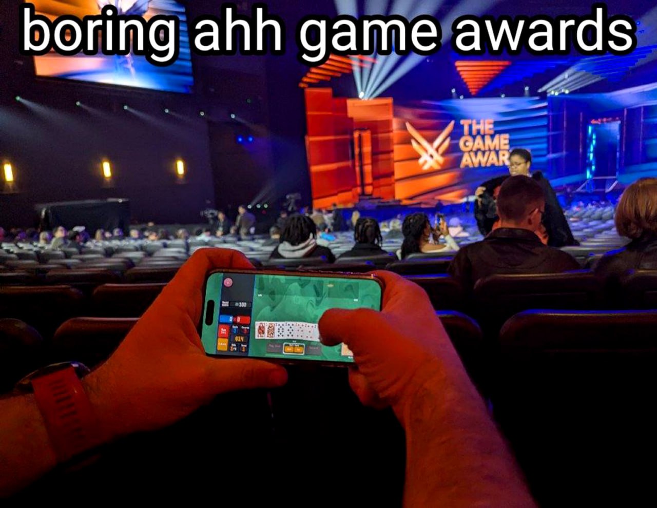 Boring ahh game awards Человек играет в игру на телефоне на The Game Awards.