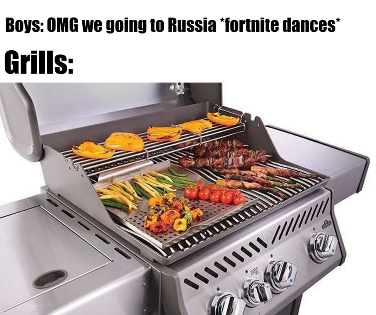 Мальчики против грилей: Россия Мем, где надпись «Boys: OMG we going to Russia *fortnite dances*» противопоставляется изображению гриля с готовящейся едой под надписью «Grills:».