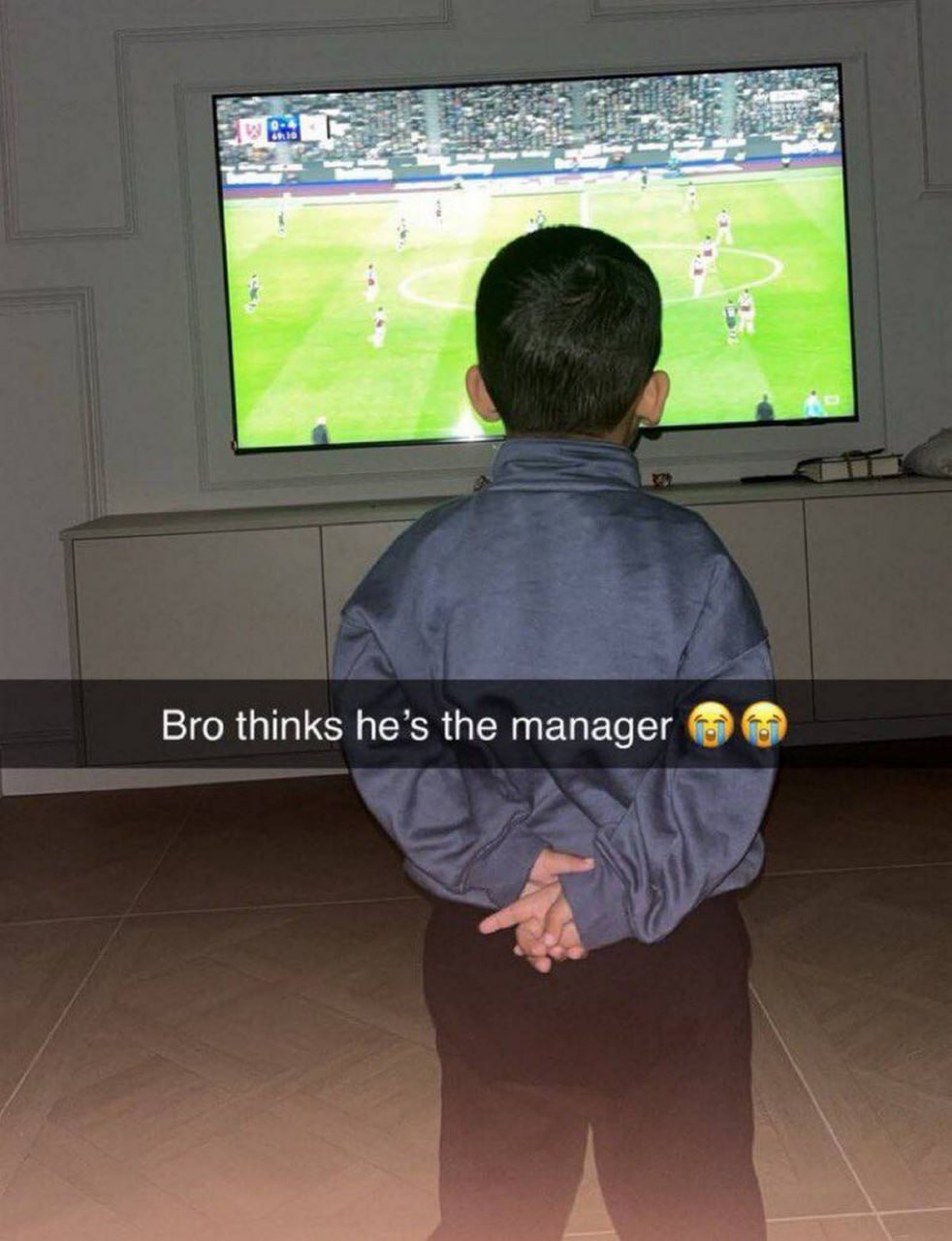 Bro thinks he's the manager Мальчик смотрит футбол и воображает себя менеджером