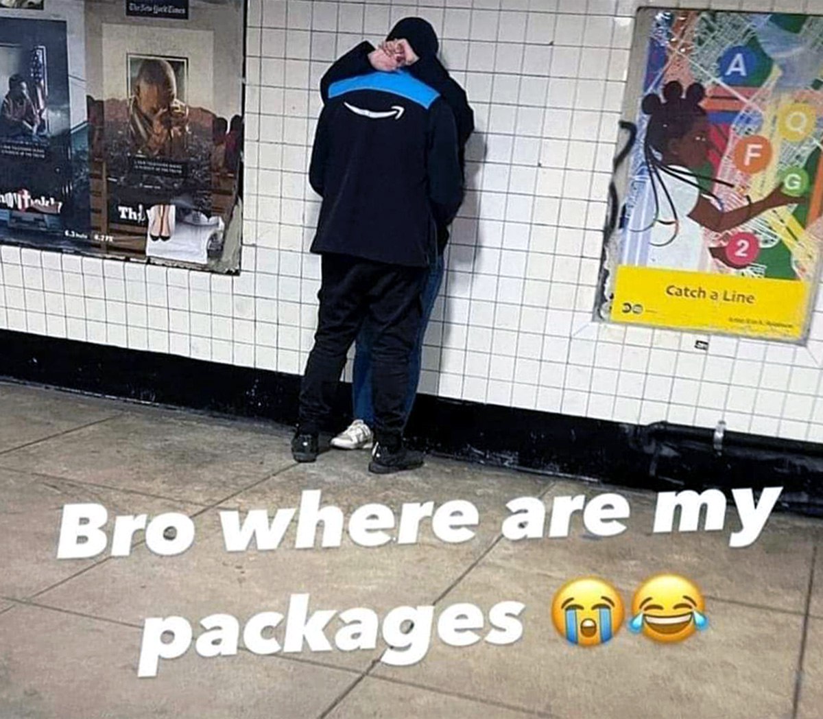 Bro where are my packages Человек в униформе Amazon обнимается с другим человеком в метро, в то время как подпись спрашивает «Бро, где мои посылки?»