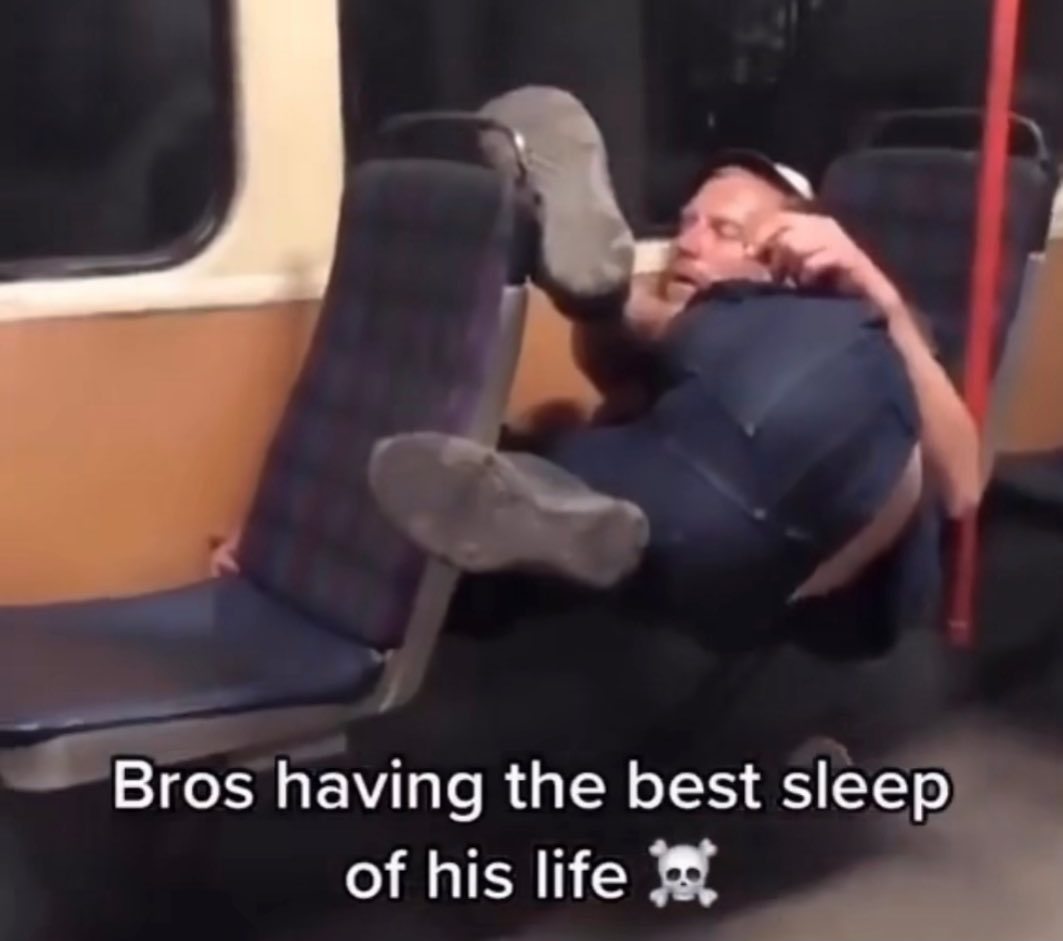 Bros having the best sleep of his life Мужчина спит в поезде в очень странной позе
