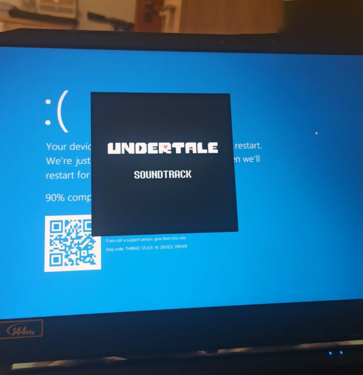 Синий экран смерти с ошибкой Undertale Soundtrack Мем с синим экраном смерти Windows, на котором отображается сообщение об ошибке, а поверх него всплывающее окно с надписью "Undertale Soundtrack".