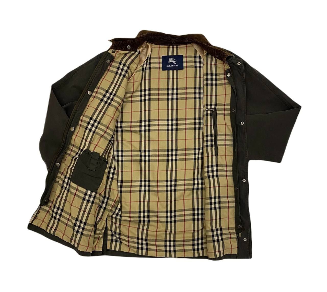 Куртка Burberry с клетчатой подкладкой Куртка Burberry темно-зеленого цвета с классической клетчатой подкладкой и вельветовым воротником