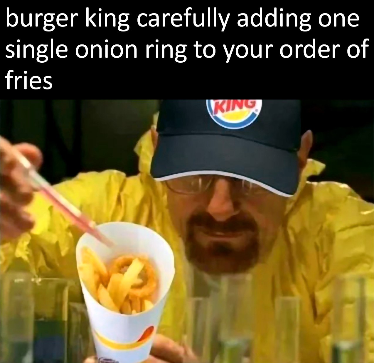 Burger King осторожно добавляет одно луковое колечко Мем про Уолтера Уайта из Burger King, который очень осторожно добавляет одно луковое колечко в картошку фри