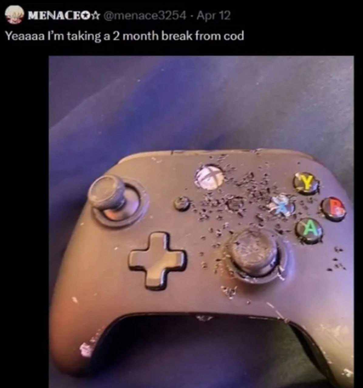 Сгоревший геймпад от Call of Duty Сильно поврежденный геймпад Xbox, который был сломан из-за стресса от игры в Call of Duty