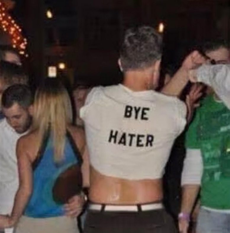 Bye Hater футболка Мужчина в короткой футболке с надписью «Bye Hater» на вечеринке
